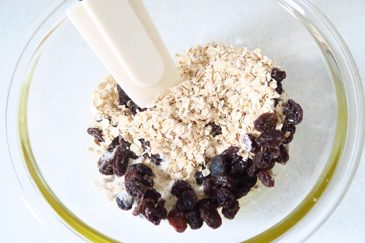 For light meals ♪ Simple recipe for oatmeal bar --Healthy sweetness with honey and raisins