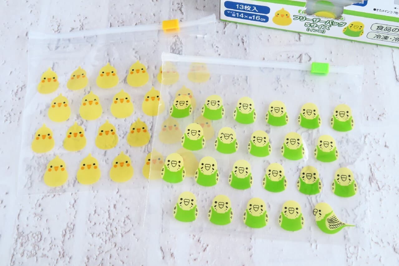[Hundred yen store] The parakeet pattern freezer bag is cute--also a handy slider type & mask case