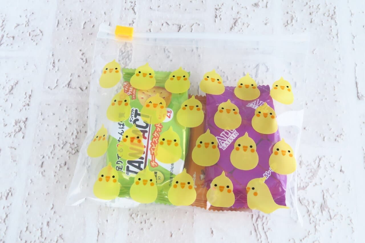 [Hundred yen store] The parakeet pattern freezer bag is cute--also a handy slider type & mask case