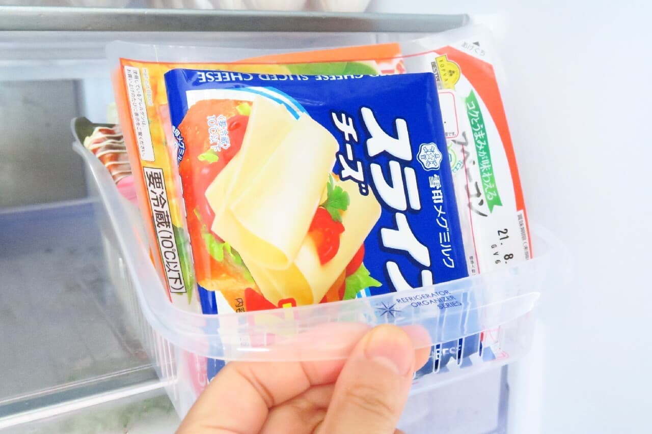 The refrigerator is neatly stored in the 100-yen "bag stocker"! With adjustable dividers