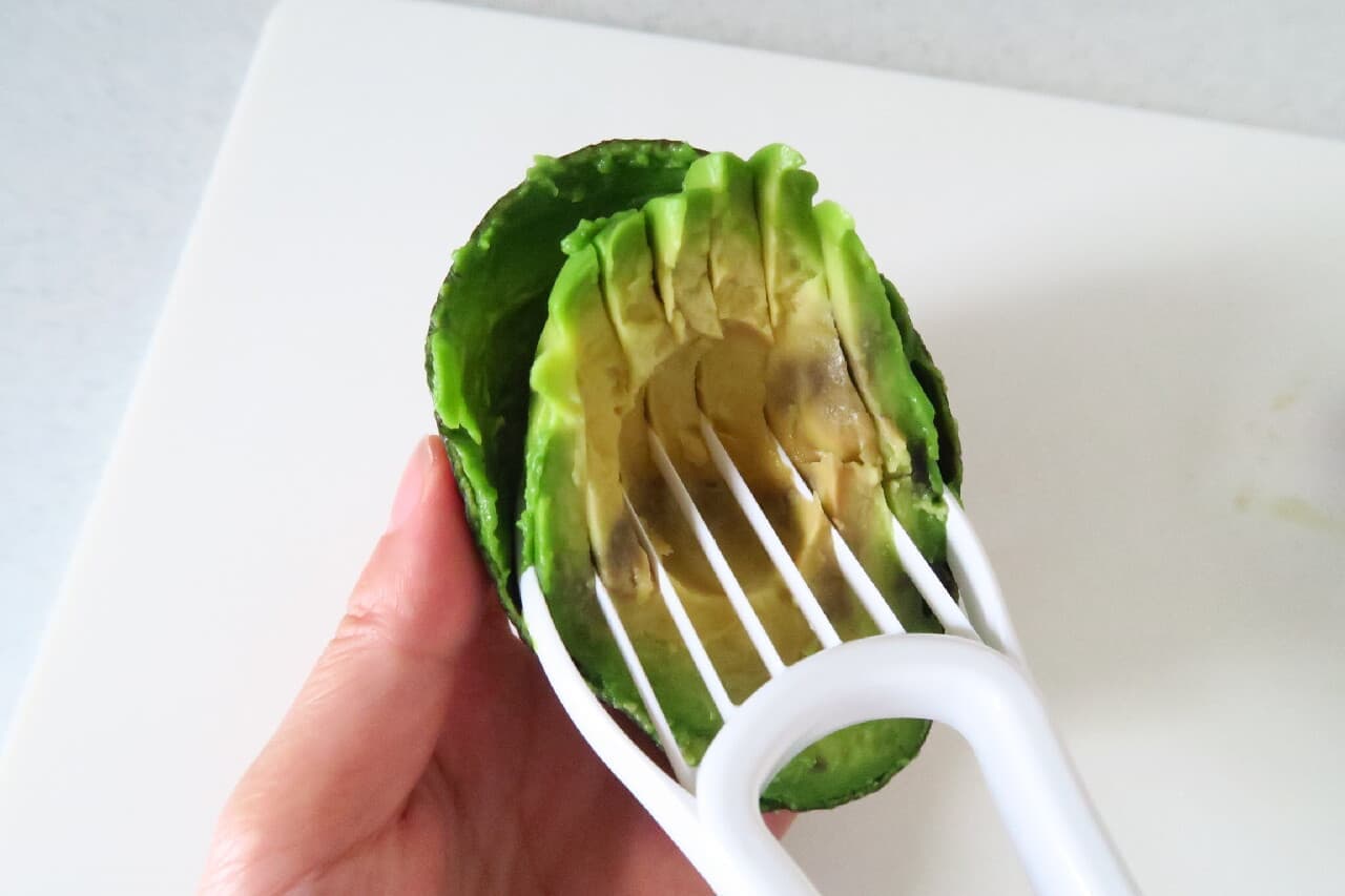 Aeon "Avocado Slice Cutter" Review --Avocado Peeling & Slicing at once
