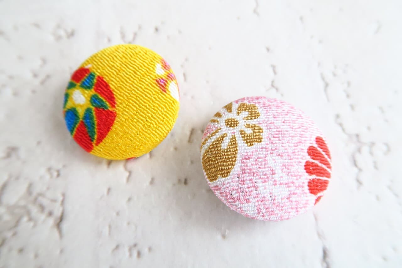 Hundred yen store "walnut button production kit" is easy and cute ♪ Colorful Japanese pattern is also broken