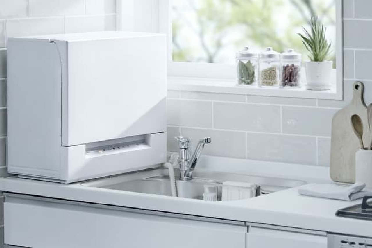 Panasonic "Slim Dishwasher" NP-TSK1 --Space-saving with a depth of about 29 cm, dishwashing for 4 people
