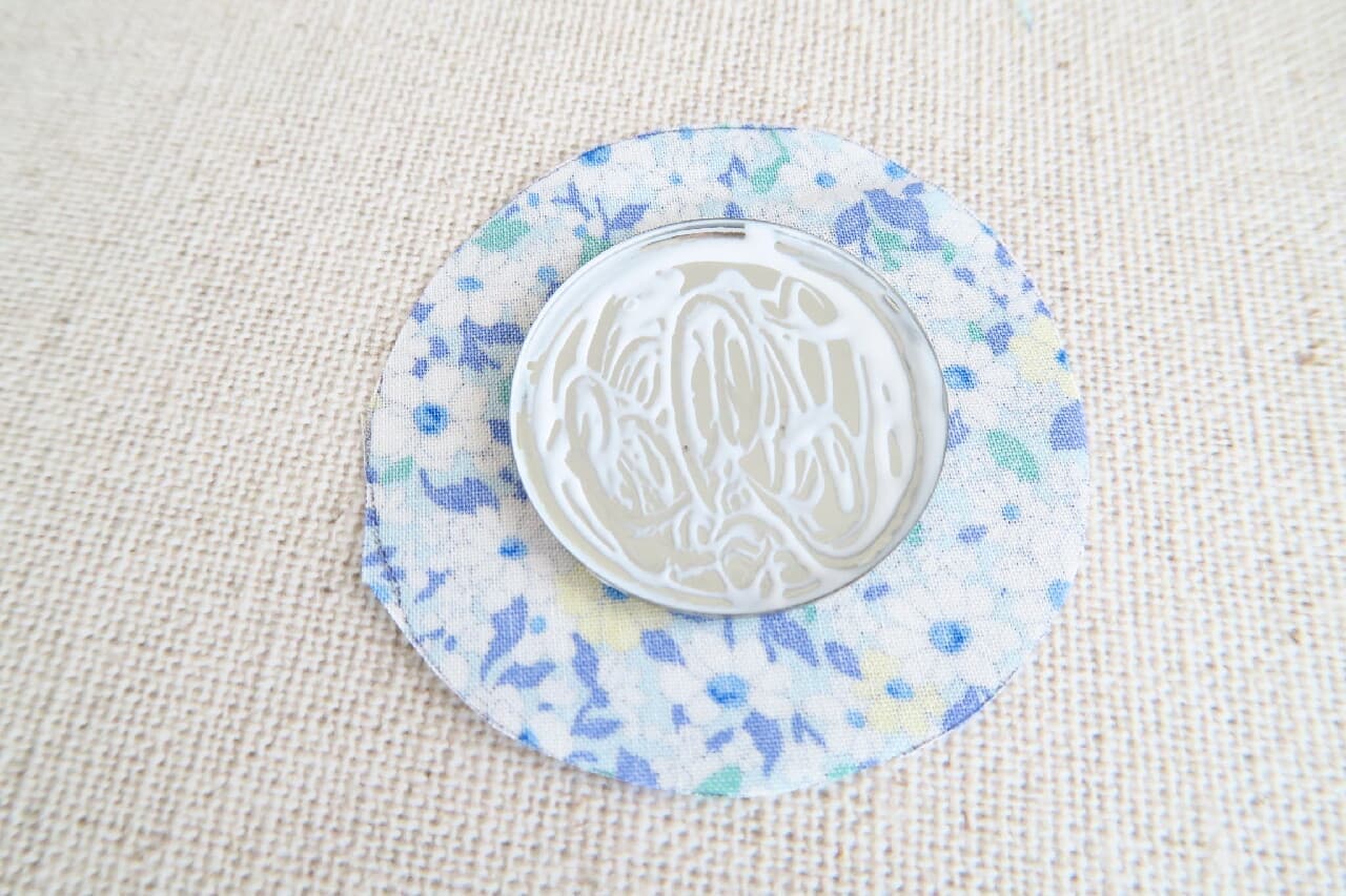 The 100-level tin badge kit is fun ♪ Easy handmade with your favorite cloth or paper