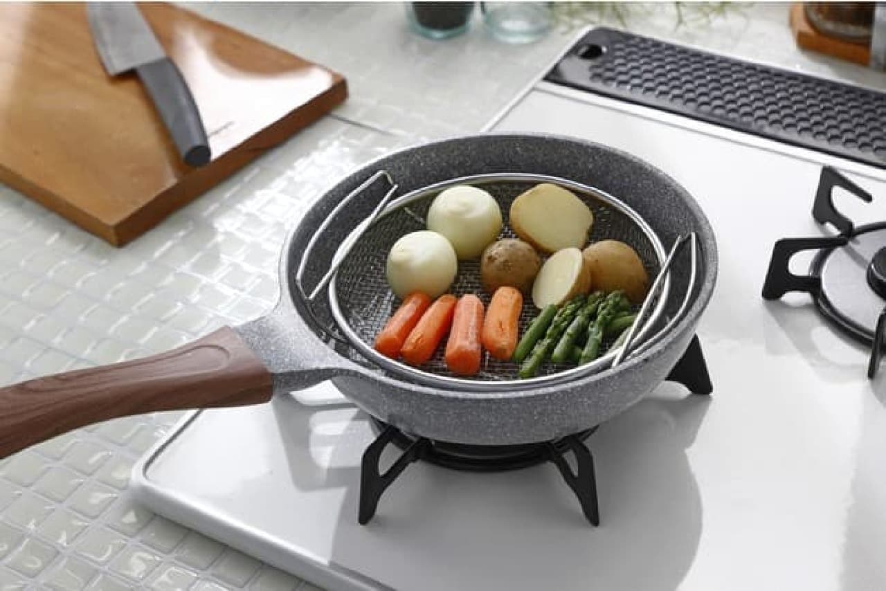 Dishwasher-washable frying pan steamer from CAINZ --Silicon lid