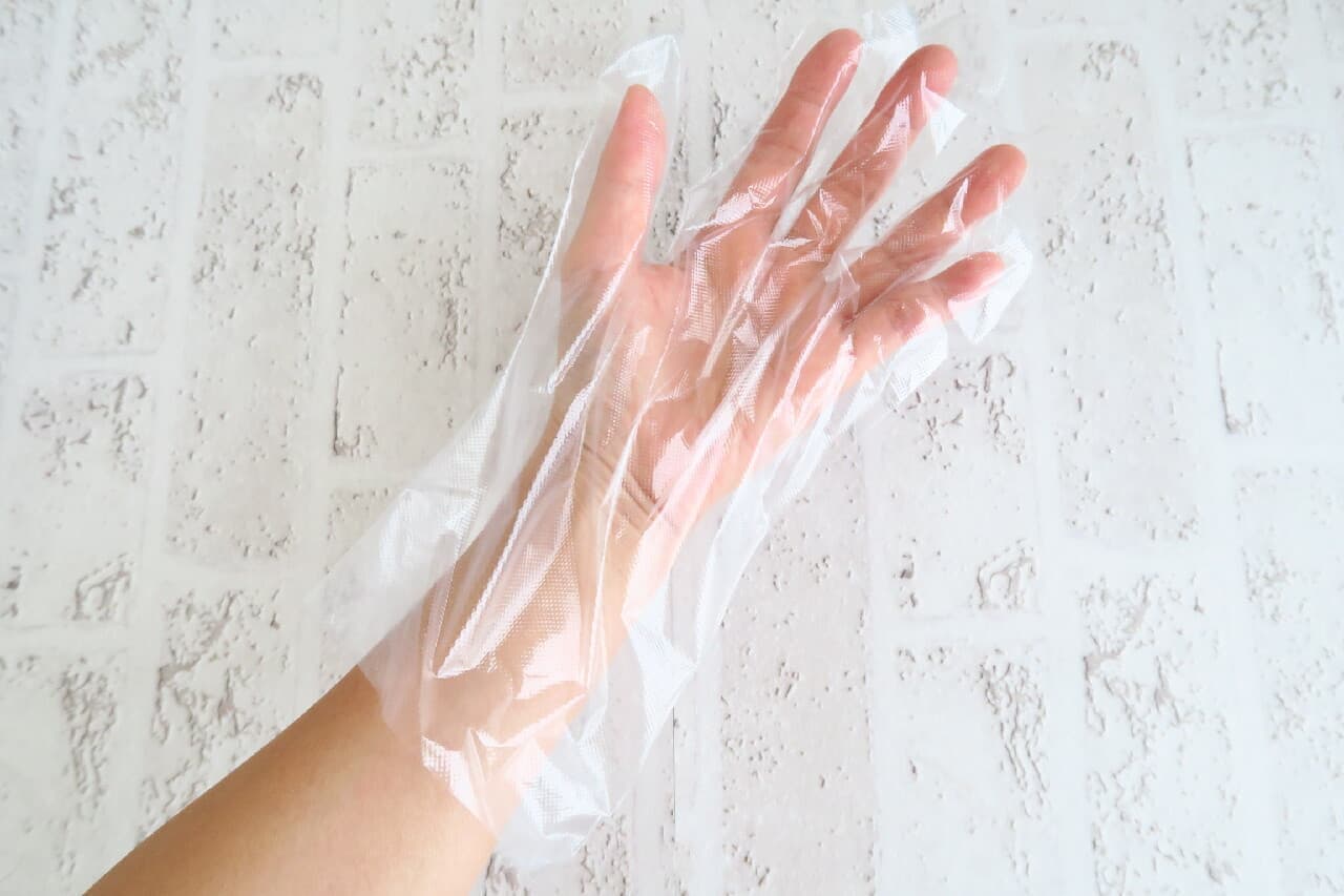Hundred yen store "polyethylene gloves that fit your wrist" No rubber bands are required and will not slip off! Also for children