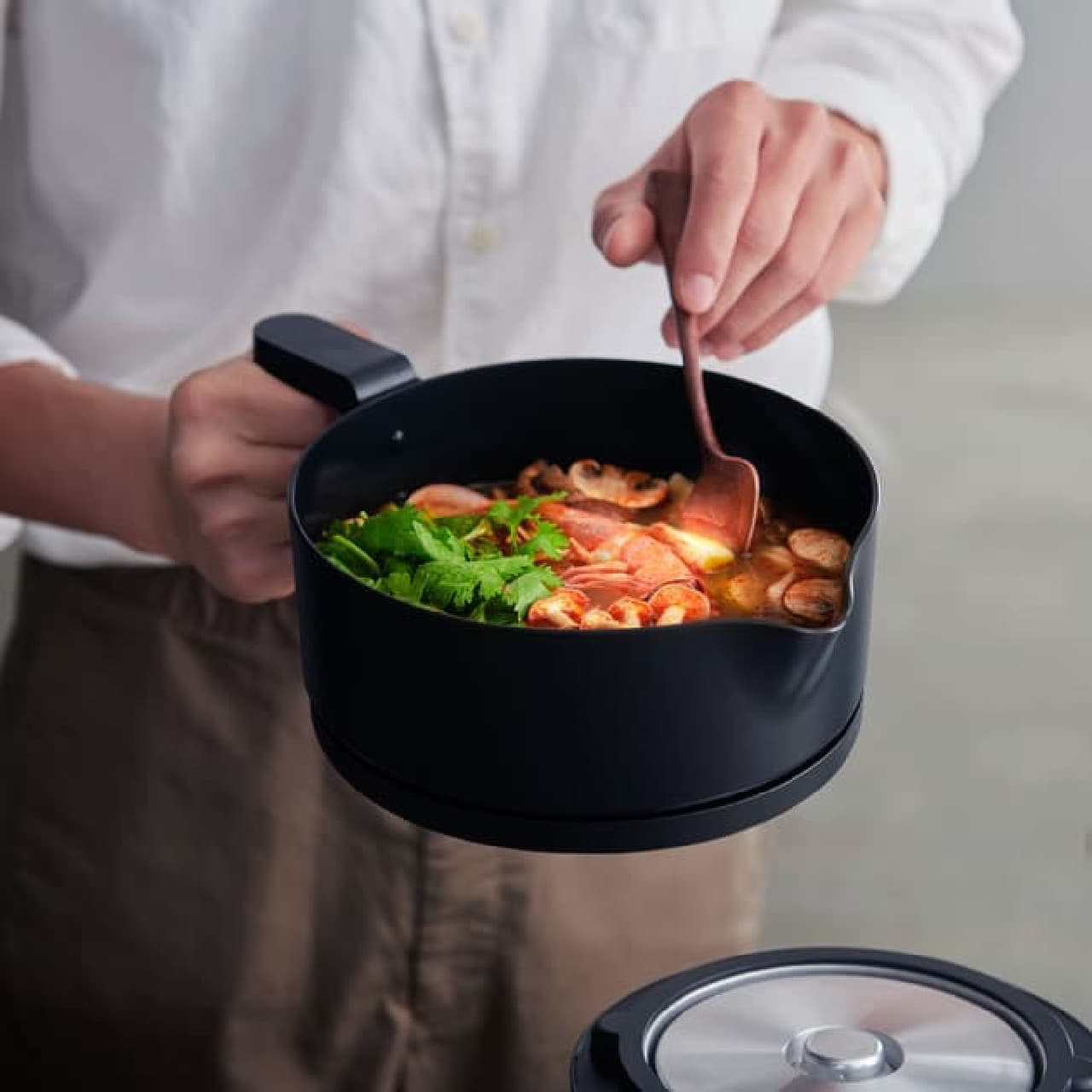 アイリスオーヤマ「クッキングケトル」発売 -- 電気ケトルと鍋が1台に！炊飯・煮込みなど自動メニュー付き [えんウチ]