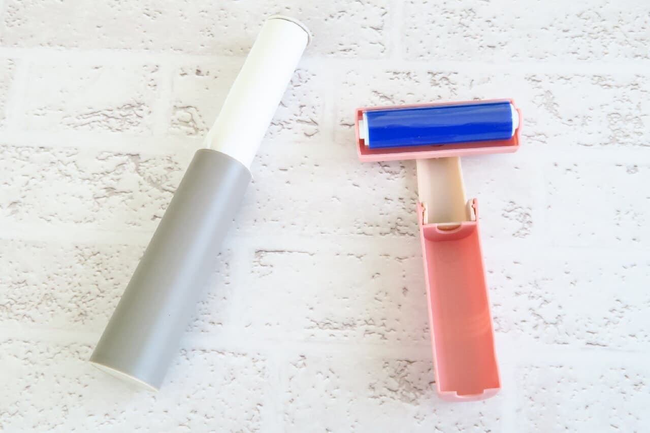 Hundred yen store "Folding portable dust remover" Easy to carry! Clothes roll that removes lint with adhesive tape