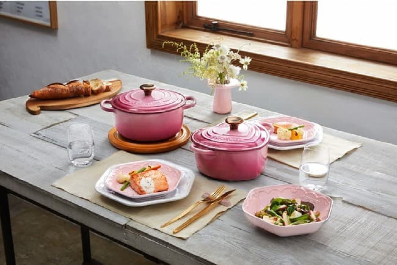 Le Creuset's holiday season products "Berry" "Snow Ring" Elegant cast enamel and stoneware