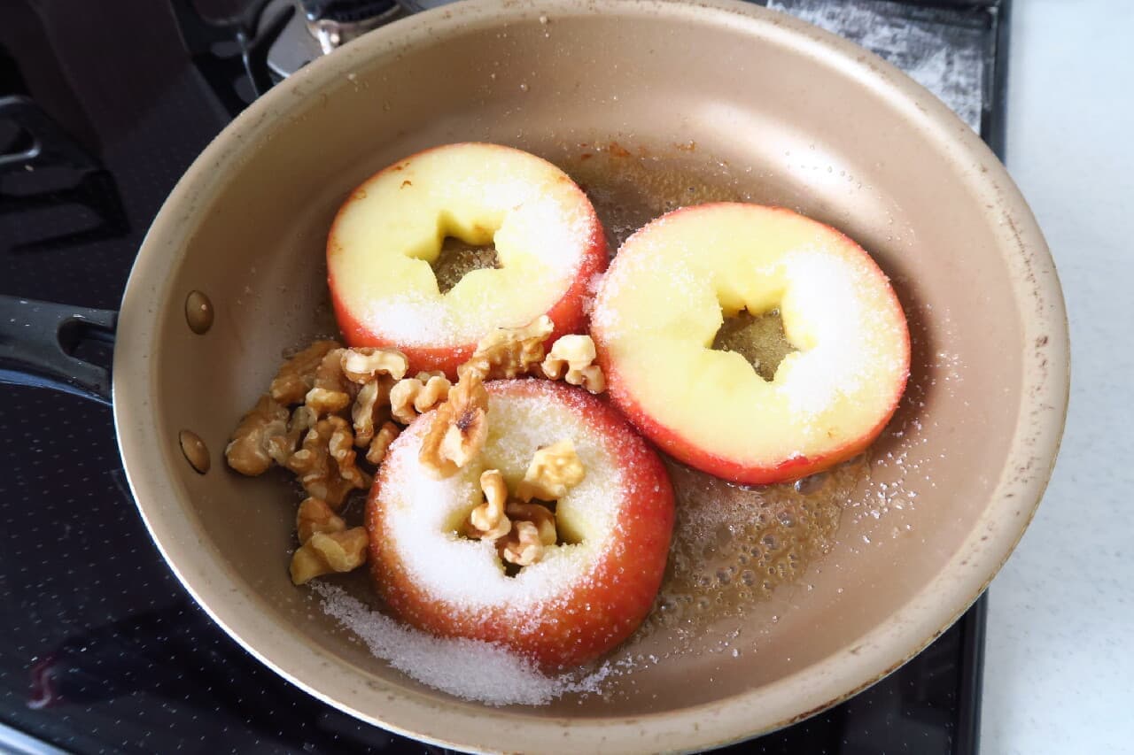 フライパンで簡単！焼きりんごのレシピ -- バター＆くるみで風味豊か！シナモンやアイスを添えて