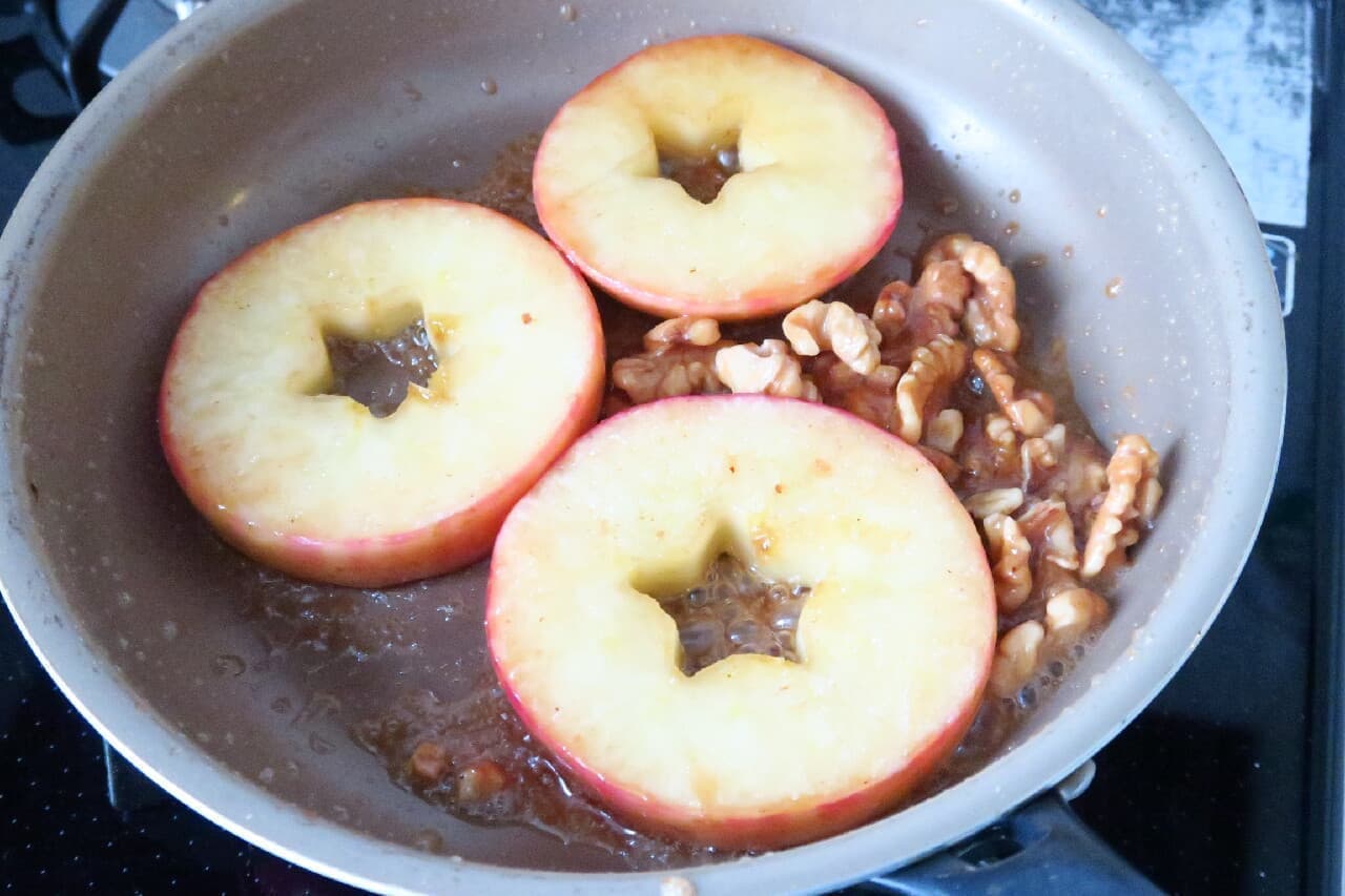 Easy with a frying pan! Grilled apple recipe --Butter and walnuts are rich in flavor! Serve with cinnamon and ice cream