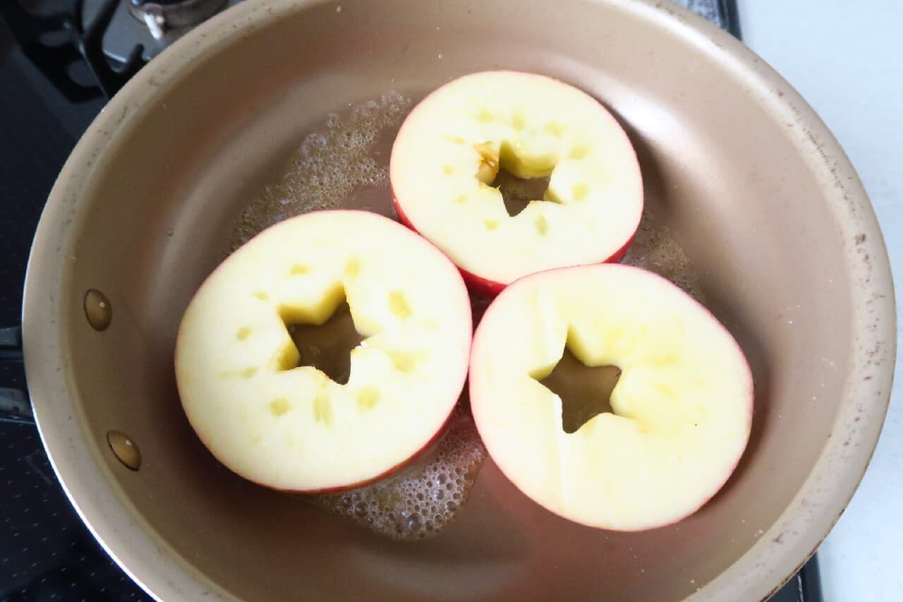 フライパンで簡単！焼きりんごのレシピ -- バター＆くるみで風味豊か！シナモンやアイスを添えて