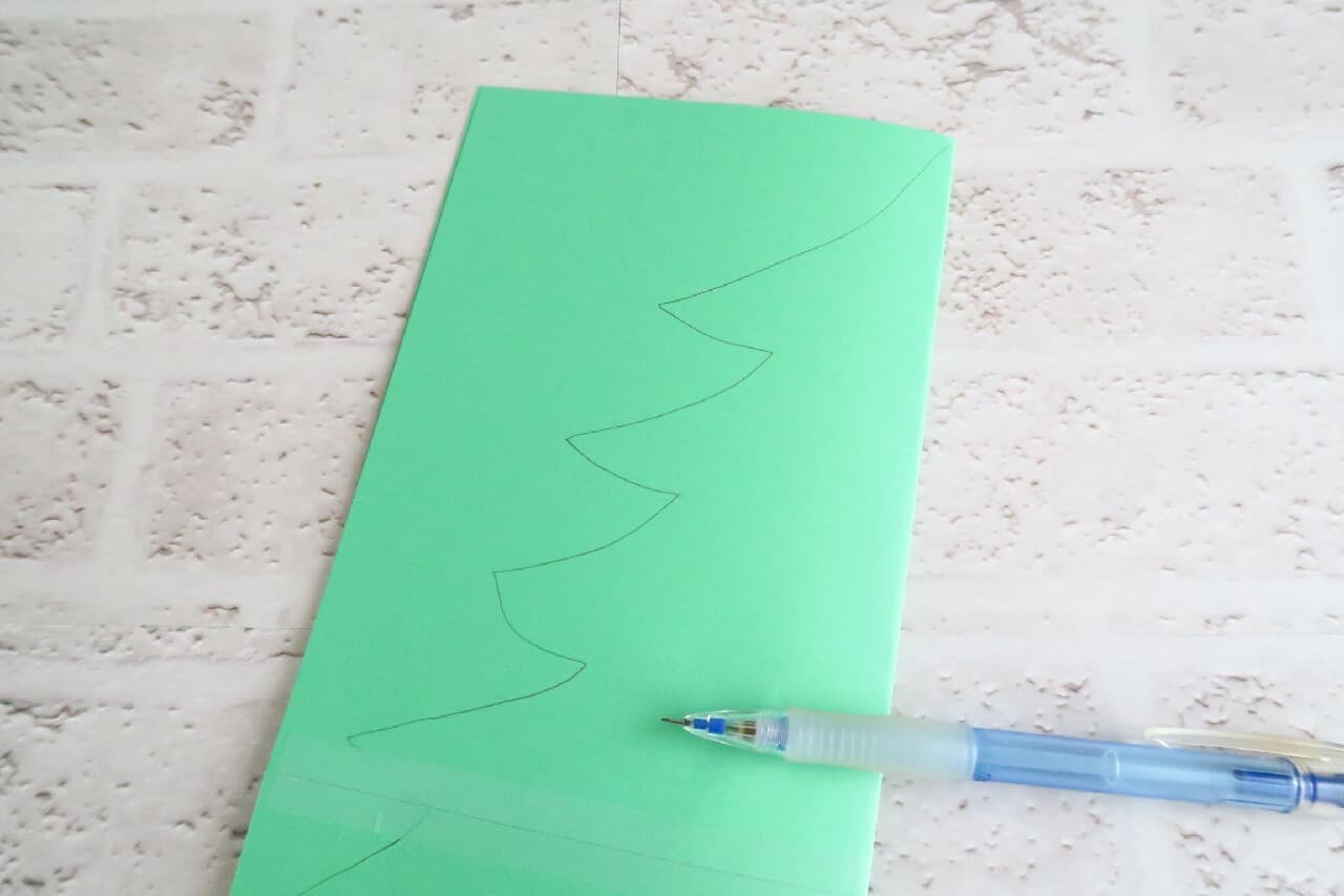 ステップ2　100均シール＆色画用紙で！子どもと楽しむ手作りクリスマスツリー -- 切って貼るだけで簡単♪ 場所を取らない