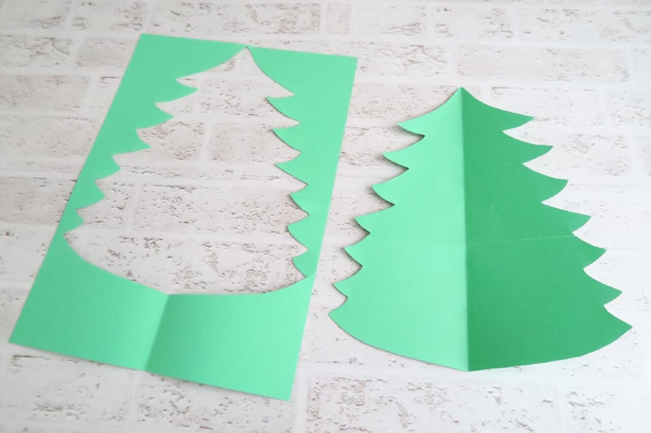 100均シール＆色画用紙で！子どもと楽しむ手作りクリスマスツリー -- 切って貼るだけで簡単♪ 場所を取らない