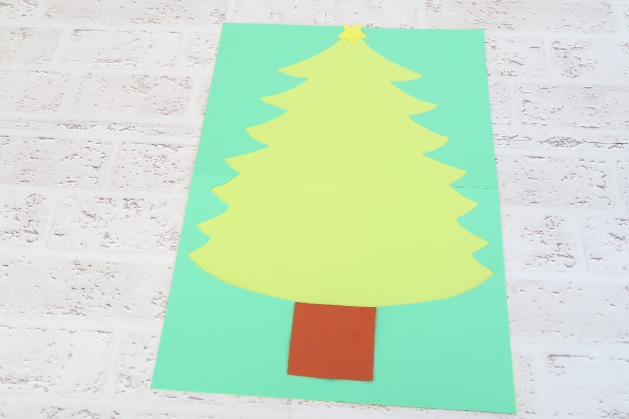 100均シール＆色画用紙で！子どもと楽しむ手作りクリスマスツリー -- 切って貼るだけで簡単♪ 場所を取らない