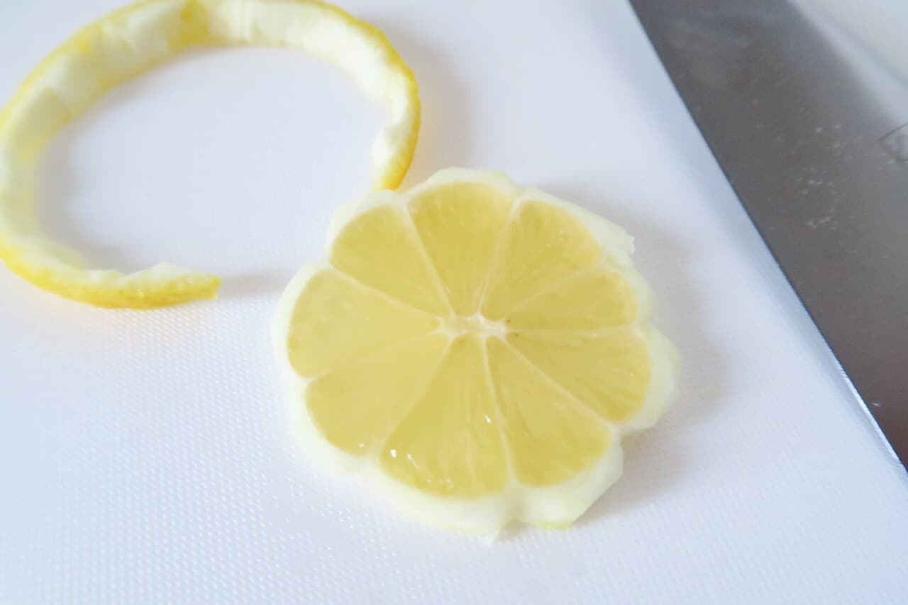 Strawberry, kiwi, and lemon decorations--Three simple decorations that are useful for decorating cakes and desserts
