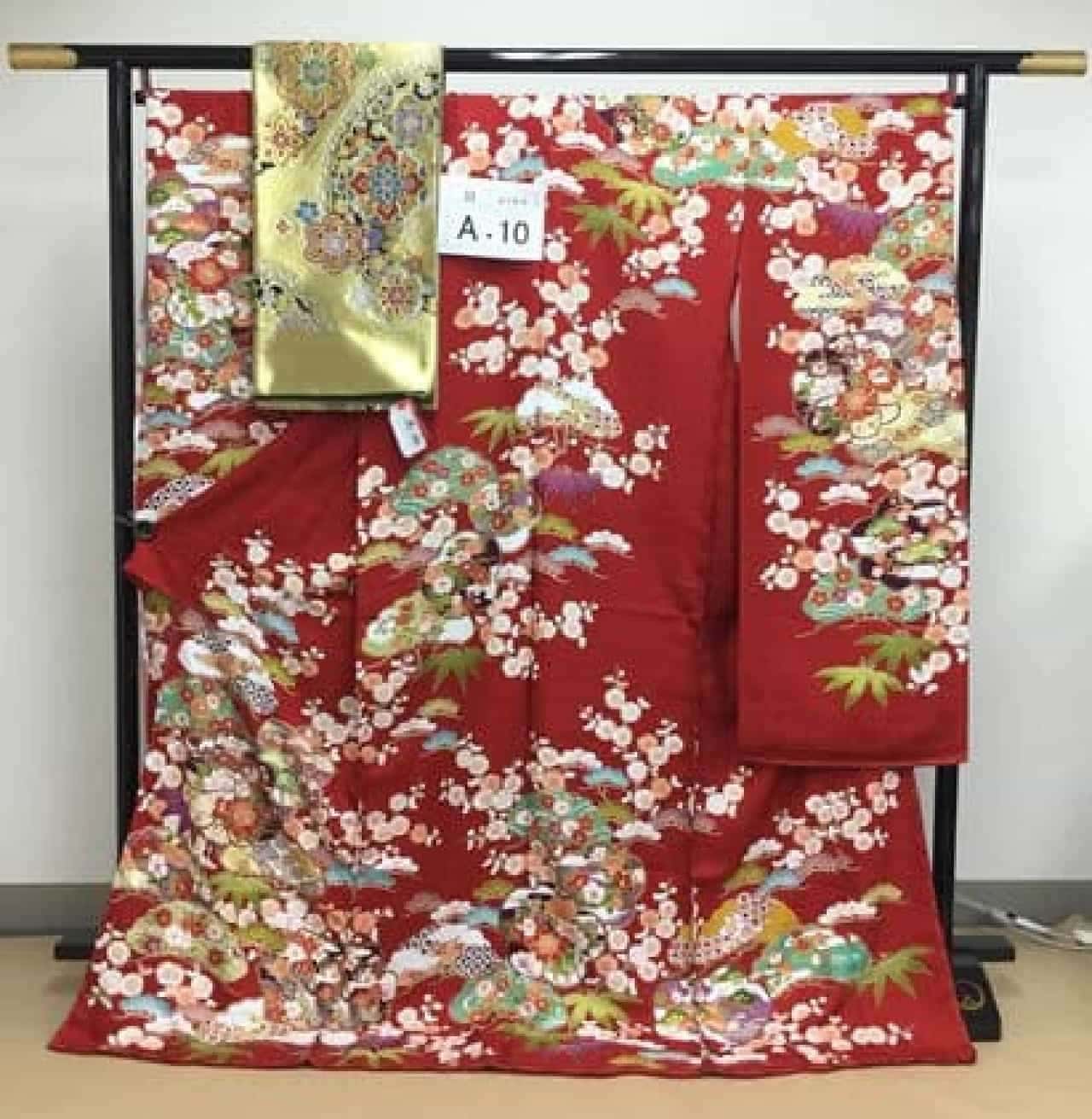 Suzunoya's kimono of steam cream "Shotake Ume Ryogiku"
