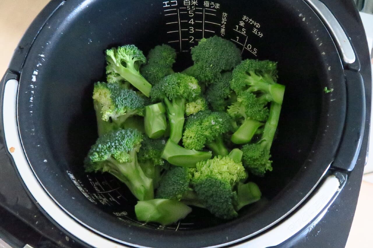 Easy with a rice cooker! How to steam broccoli --A pinch of salt gives it a rich flavor. 20 minutes in total in fast-cooking mode.