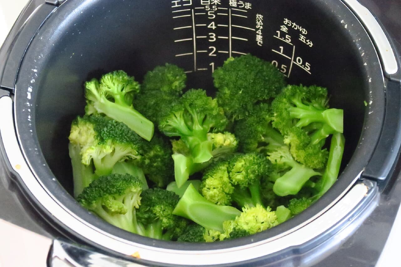 Easy with a rice cooker! How to steam broccoli --A pinch of salt gives it a rich flavor. 20 minutes in total in fast-cooking mode.