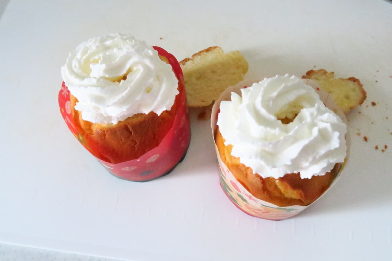 Christmas Cupcake Recipe --Easy with hot cake mix! Candle-like decoration with whipped cream and strawberries