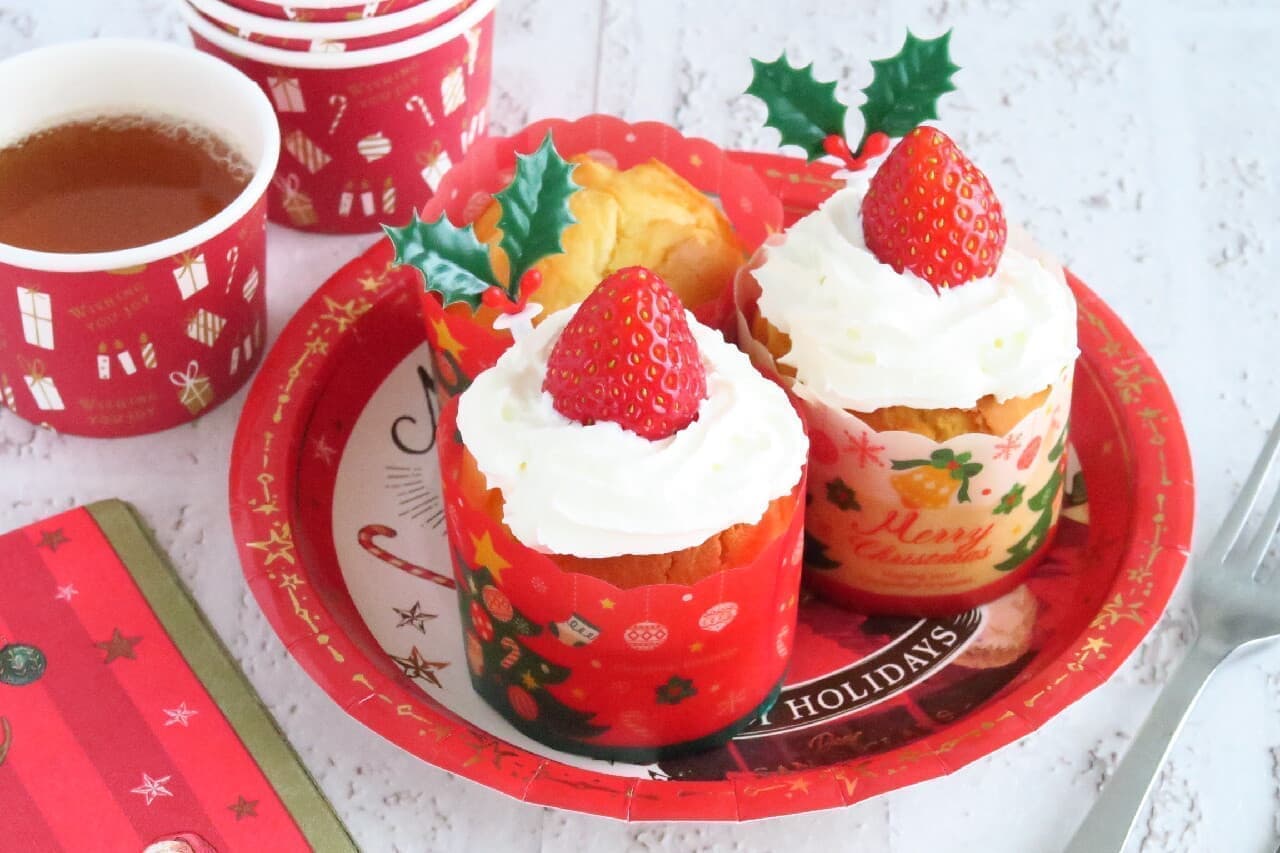 クリスマスカップケーキのレシピ -- ホットケーキミックスで簡単！ホイップクリーム＆いちごでキャンドル風デコレーション