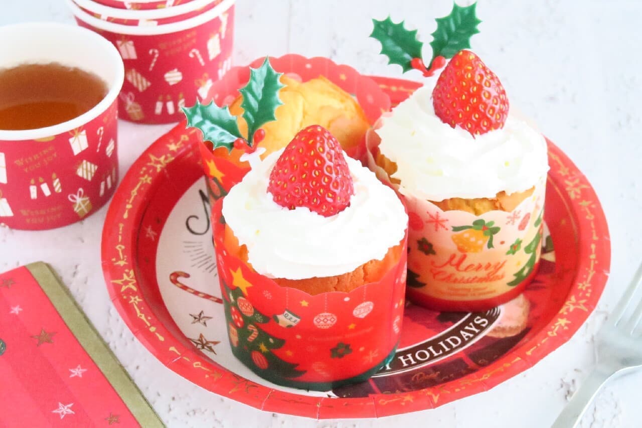 Christmas Cupcake Recipe --Easy with hot cake mix! Candle-like decoration with whipped cream and strawberries