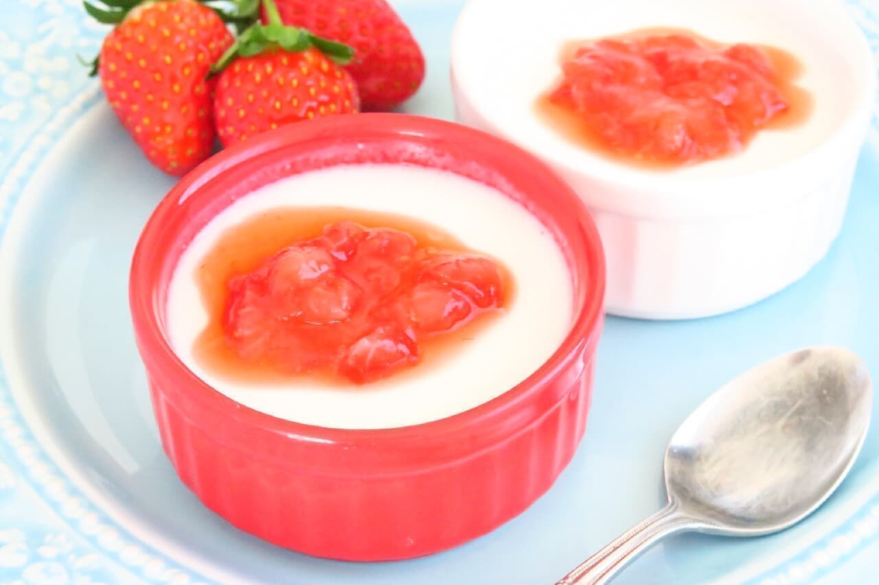 Yogurt jelly recipe --smooth and smooth! Serve with a simple strawberry sauce made in the microwave