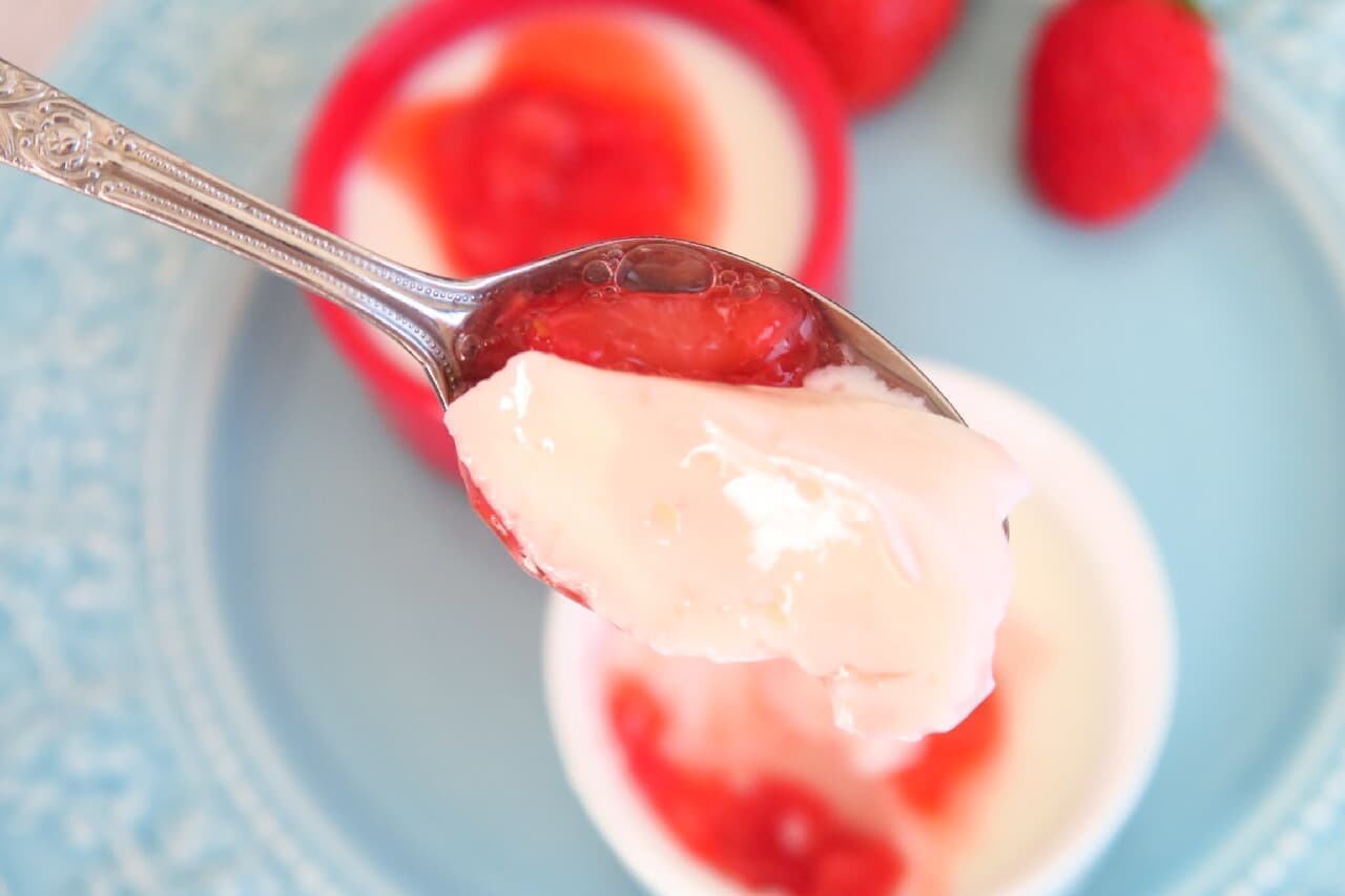Yogurt jelly recipe --smooth and smooth! Serve with a simple strawberry sauce made in the microwave