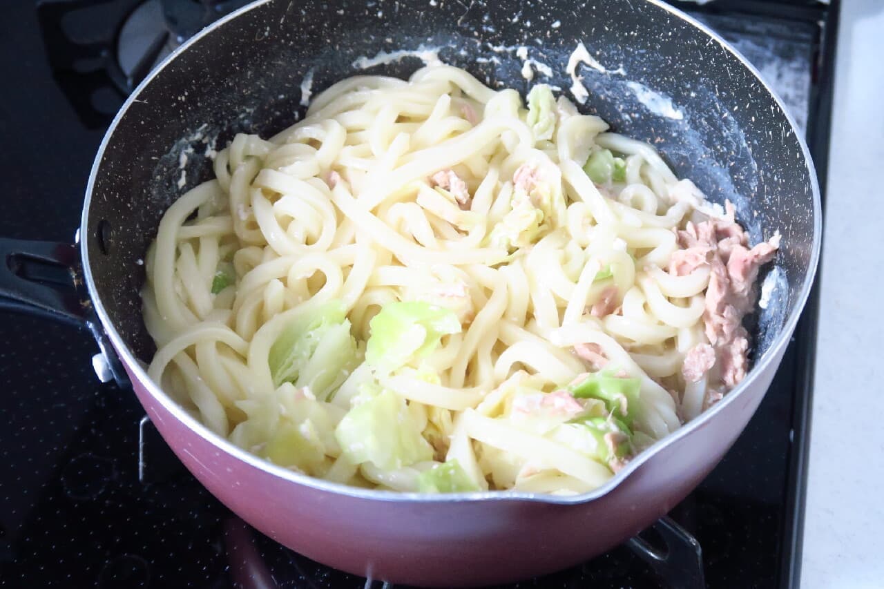 Simple recipe for stewed milk udon --The gentle taste of milk and ponzu in cabbage and tuna cans