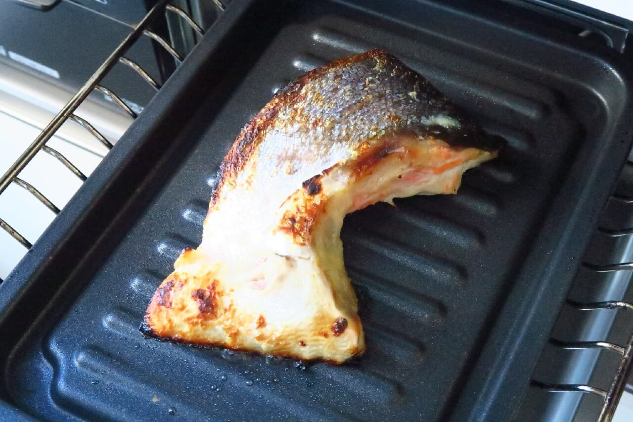 「グリルのお手入れ簡単焼魚トレー マーブル」レビュー -- 魚焼きグリル活用に！お餅・焼き野菜・カリカリベーコンにも