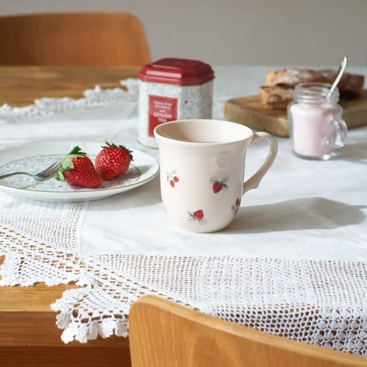Afternoon Tea LIVING "STRAWBERRY GIFT" Strawberry pattern mug, hand cream, mini towel, etc.