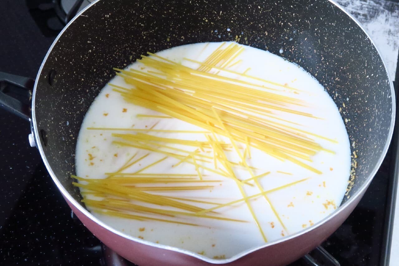 簡単カルボナーラ風レシピ -- 生クリームなし！牛乳で煮込む濃厚スパゲッティ【牛乳消費】
