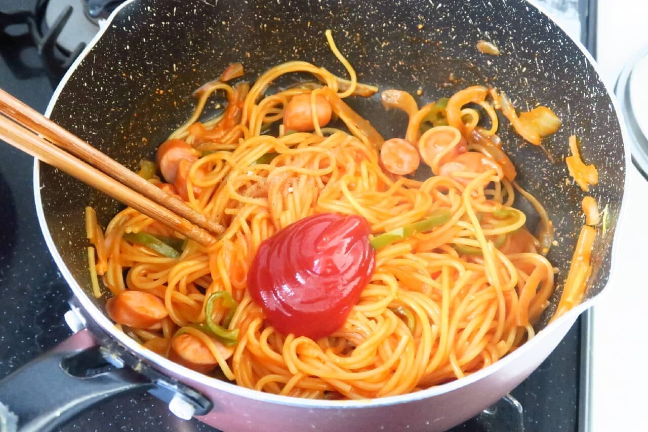 ナポリタンの簡単レシピ -- スパゲッティ別ゆで不要！トマトジュースで煮込む風味豊かな一皿