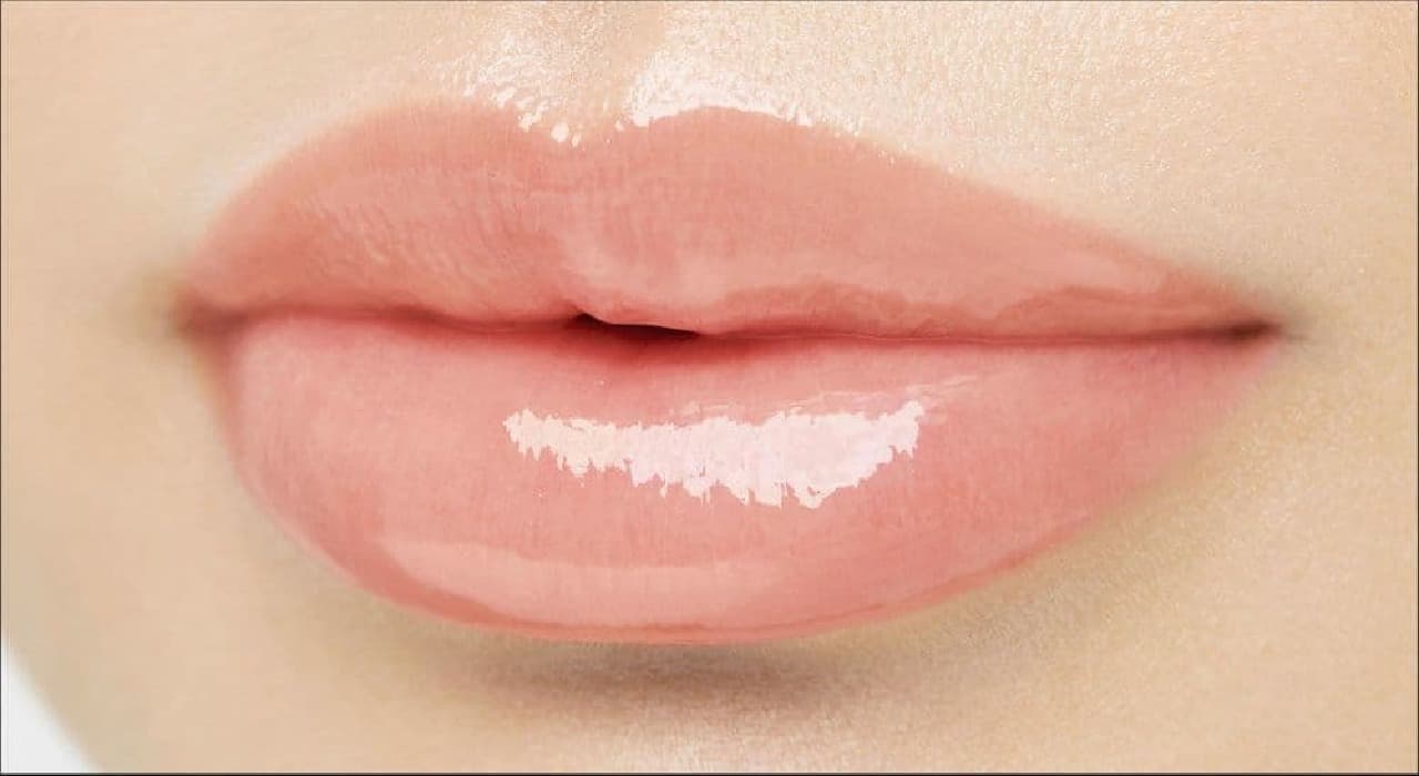 「パラドゥ サクラヴェールリップ」の限定色“PK05 しあわせふっくら桜色”を塗った唇