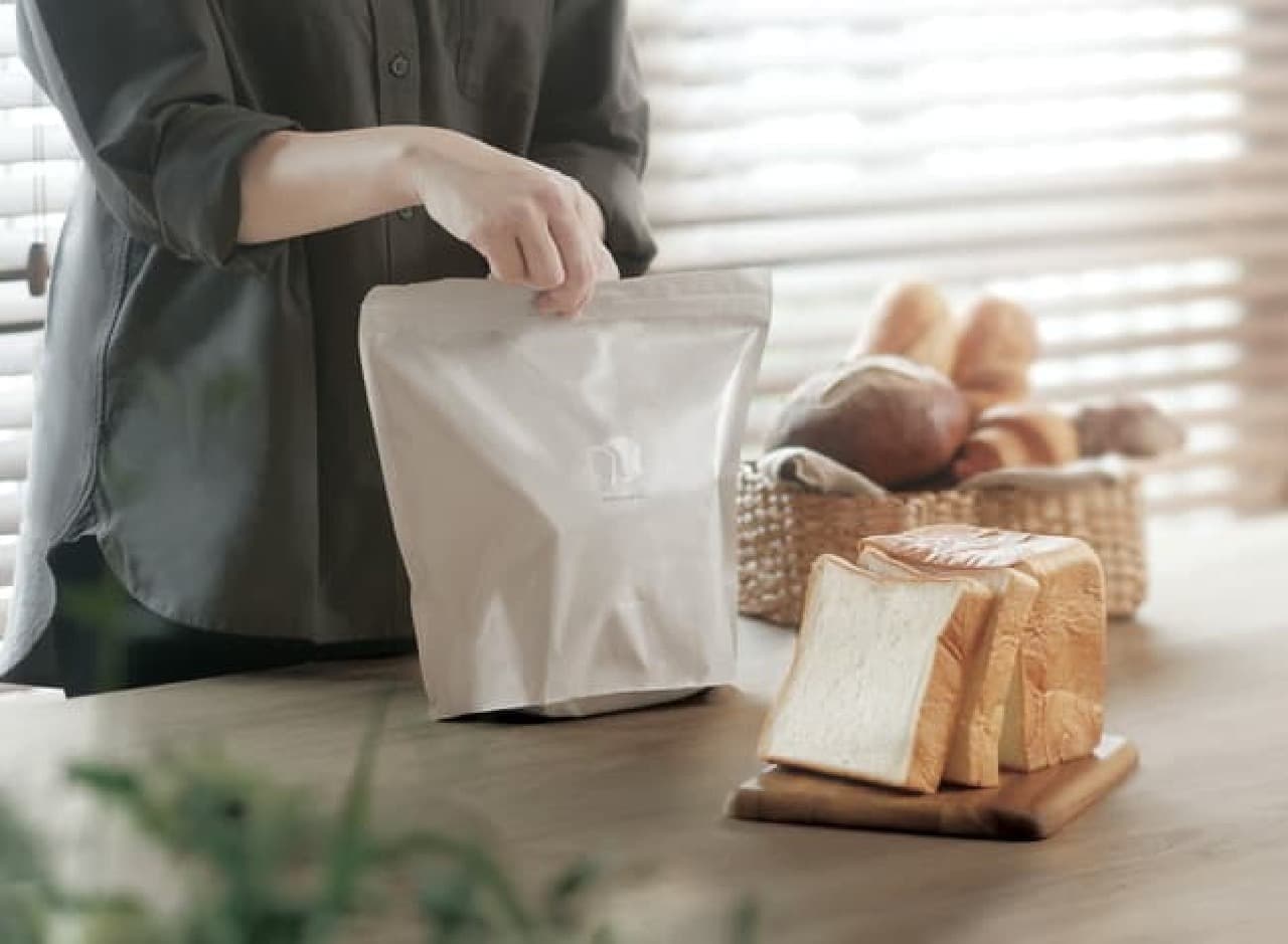 "One loaf of frozen bread storage bag" from Mana--Prevents odor transfer and drying of bread! Freezing and long-lasting deliciousness