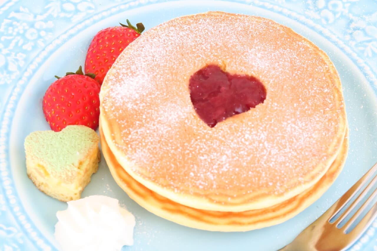 Easy decoration of pancakes --100 cookie cutters used! Cute with the heart of strawberry jam