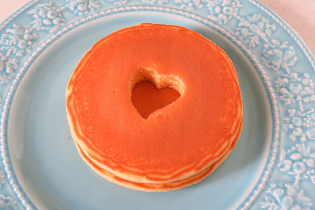 Easy decoration of pancakes --100 cookie cutters used! Cute with the heart of strawberry jam