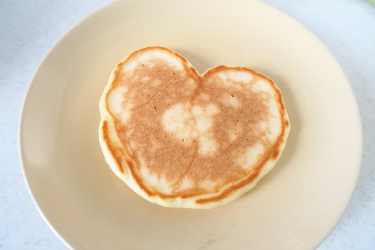 Cute heart pancake recipe -- no mold needed & easy with pancake mix! Recommended for anniversaries