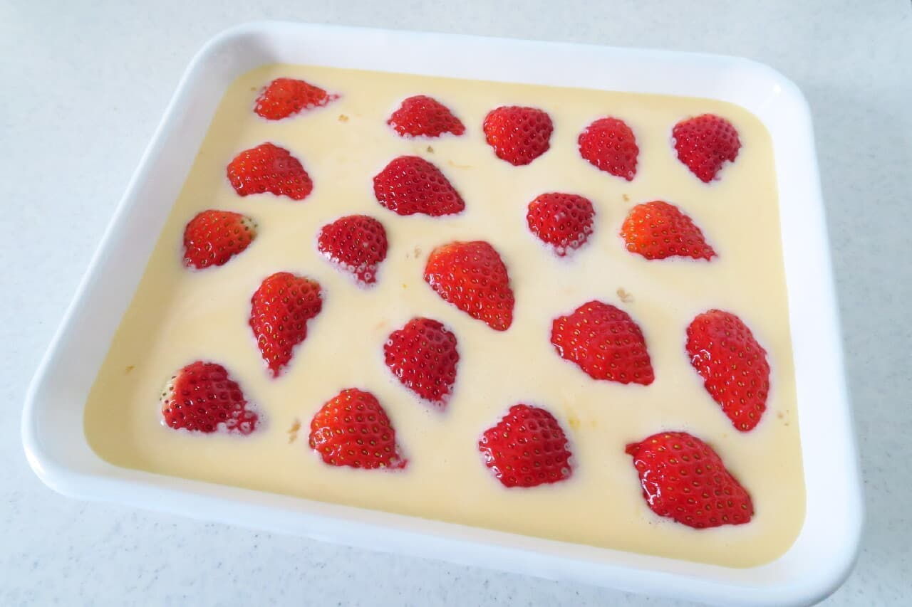 Recipe for Strawberry Clafoutis -- Using Noda enameled bat! A simple snack that can be made in one bowl