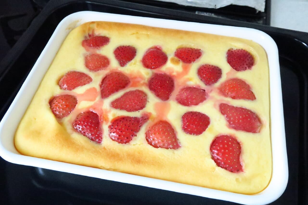 Recipe for Strawberry Clafoutis -- Using Noda enameled bat! A simple snack that can be made in one bowl