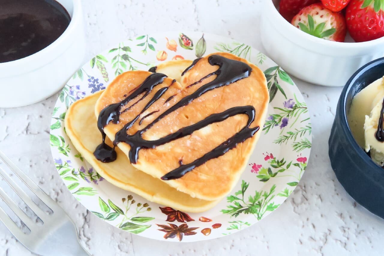Easy Recipes] Chocolate sauce made with cocoa powder -- for pancakes, ice cream, and fruit! Chocolate fondue style