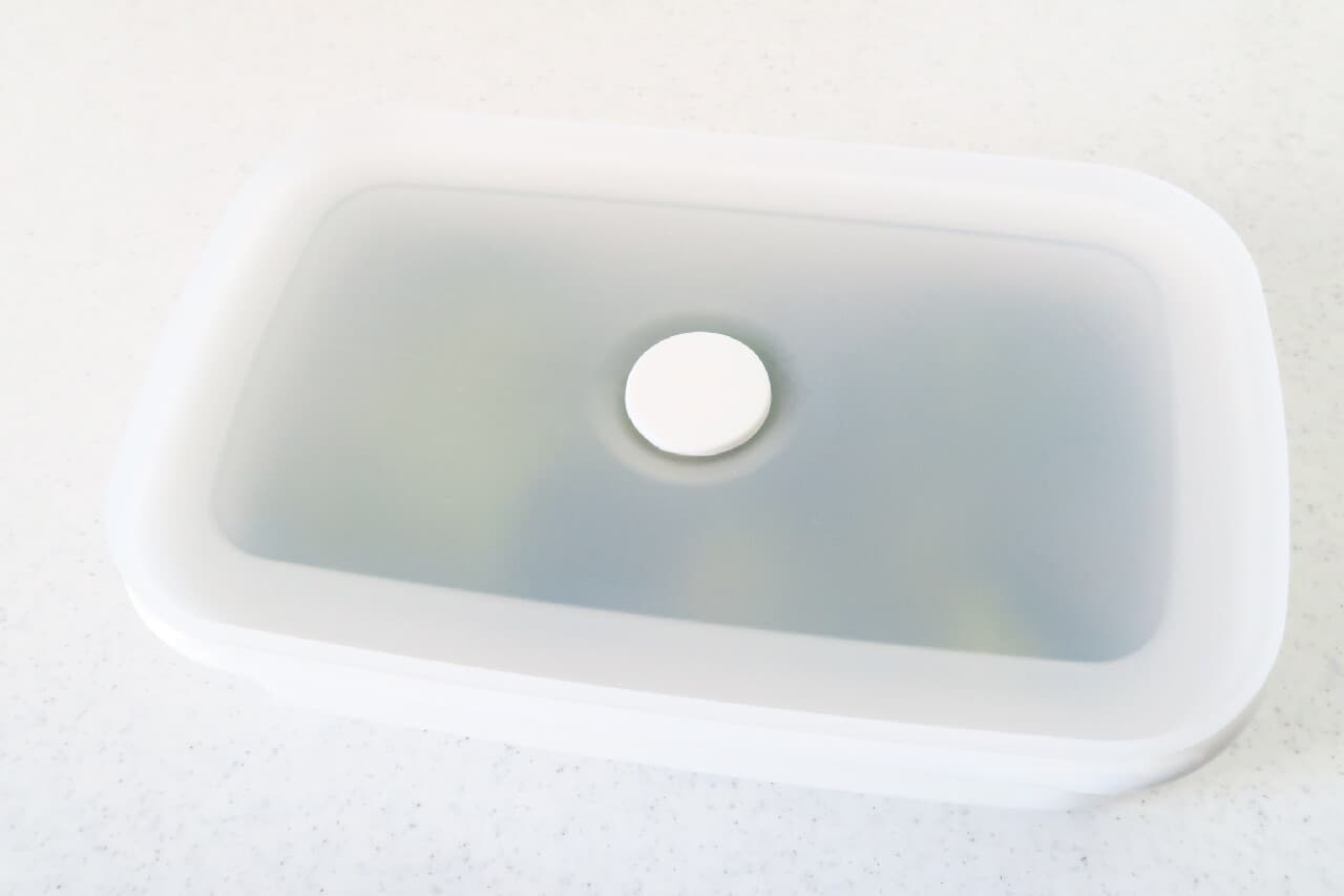 MUJI Airtight enamel storage container with valve that prevents leaks of liquids and odors, medium