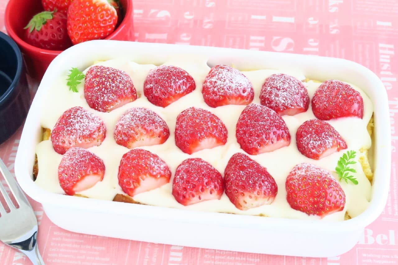 Strawberry scoop cake