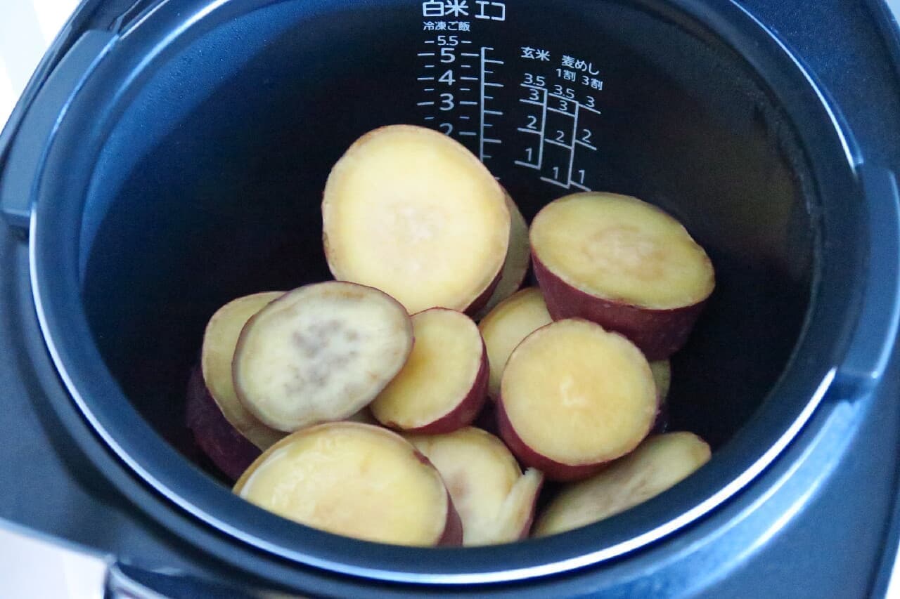 Easy in the rice cooker! How to boil sweet potatoes -- slow heating at room temperature No sugar required