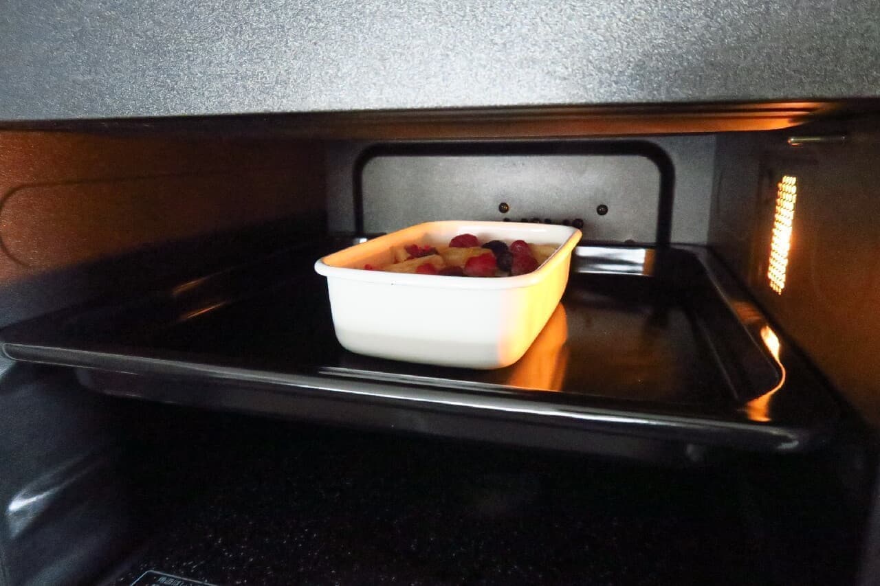 [Recipe] Croissant bread pudding -- gorgeous with mixed berries! Using Muji enamel storage containers