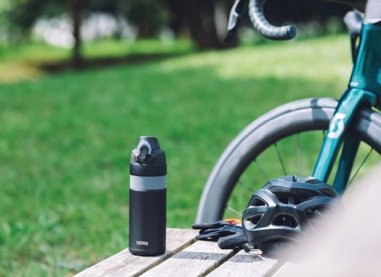 Thermos Vacuum Insulated Sports Bottle (FJP-600), specially designed for cycling, easy to open and compatible with sports drinks