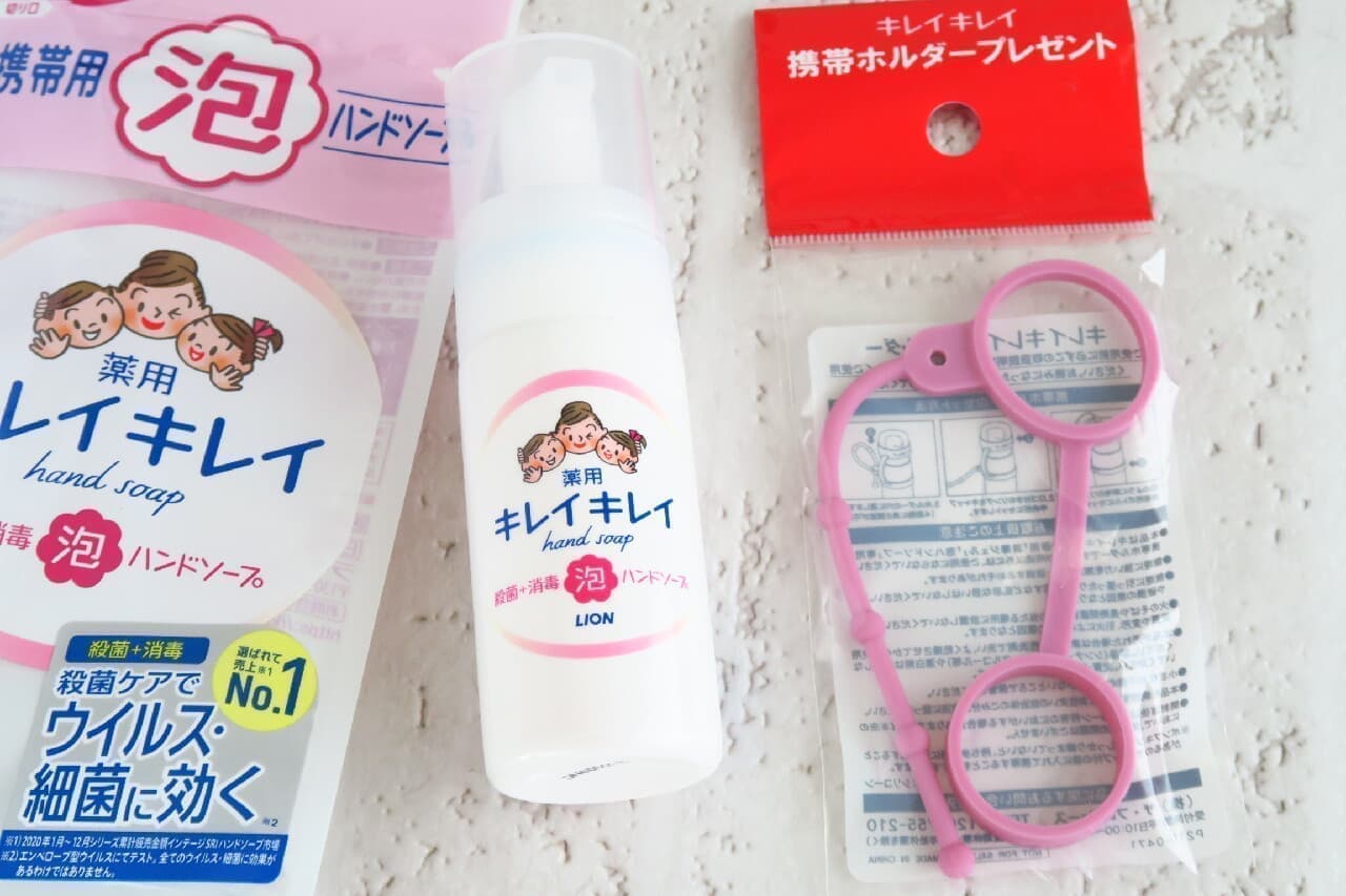 KireiKirei medicated foam hand soap for portable use and KireiKirei medicated hand gel for portable use -- convenient when on the go! When eating, drinking, after using the restroom, etc.