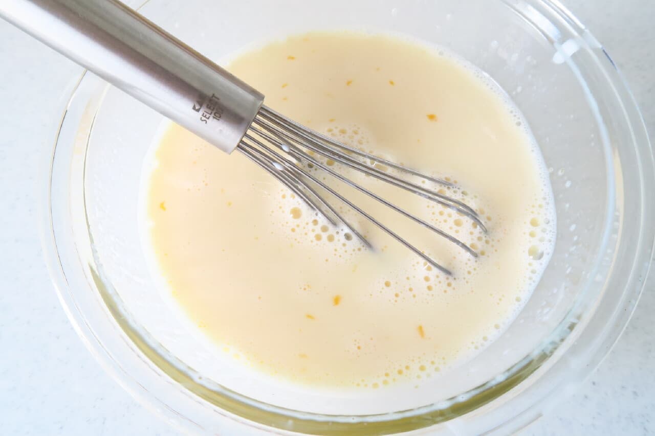 Easy custard pudding recipe -- firm texture & lots of caramel sauce! Muji enamel storage containers can be used as molds.