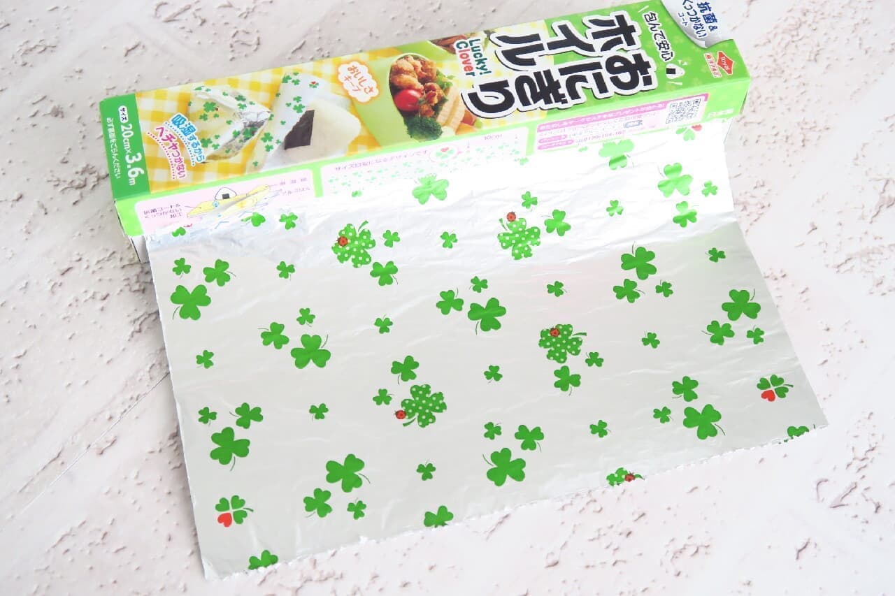 Review of "Onigiri Foil Lucky Clover" -- moisture absorbent paper prevents stickiness! Sandwich and lunch box paper