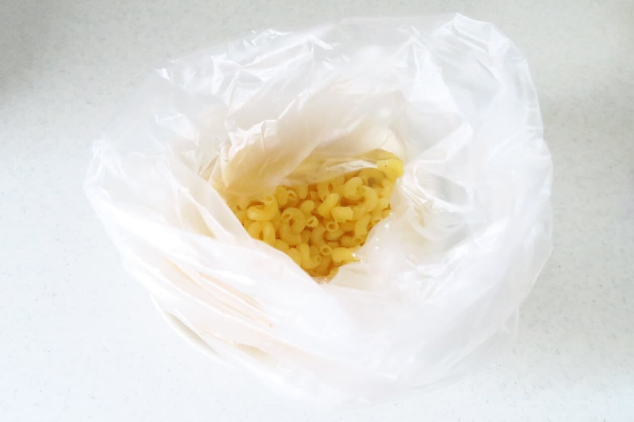 [Disaster prevention recipe] Easy cream pasta in a plastic bag --Early boiled macaroni & cup soup used Water bath saves water